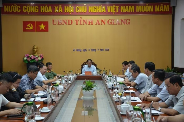 Phó Chủ tịch UBND tỉnh An Giang Ngô Công Thức (giữa) phát biểu kết luận tại buổi làm việc (Ảnh: Thùy Trang) 1-3498.jpg