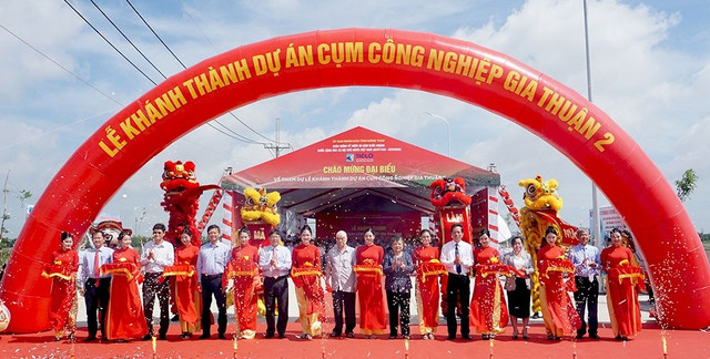 Các đại biểu thực hiện nghi thức khai trương dự án Cụm công nghiệp Gia Thuận 2 2.jpg