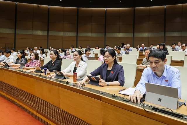 Đại biểu tham gia biểu quyết thông qua dự án luật tại kỳ họp thứ 9 ẢNH: GIA HÂN 22.jpg