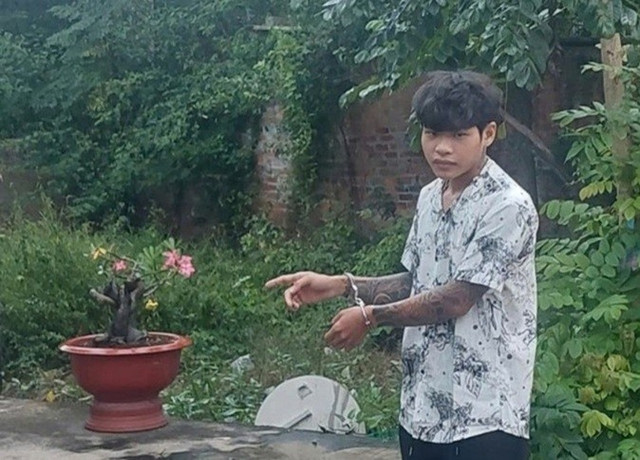 Đối tượng Thảo đang thực nghiệm hiện trường. (Ảnh: CACC) 1-4469.jpg