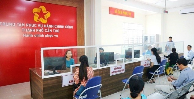 Cán bộ, công chức Trung tâm phục hành chính công tiếp công dân (Ảnh minh họa: Yến Phương) 2.jpg