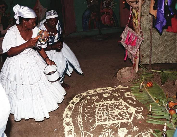 1. Có nguồn gốc từ Tây Phi. Vodou bắt nguồn từ các truyền thống tôn giáo của người Fon và Yoruba ở Tây Phi, được mang đến châu Mỹ qua con đường buôn bán nô lệ xuyên Đại Tây Dương. Ảnh: Pinterest. 1. Có nguồn gốc từ Tây Phi. Vodou bắt nguồn từ các truyền thống tôn giáo của người Fon và Yoruba ở Tây Phi, được mang đến châu Mỹ qua con đường buôn bán nô lệ xuyên Đại Tây Dương. Ảnh: Pinterest.