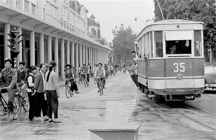 Tàu điện chạy qua phố Tràng Tiền, Hà Nội ngày 4/4/1973. Ảnh: Horst Faas / AP Photo. Tàu điện chạy qua phố Tràng Tiền, Hà Nội ngày 4/4/1973. Ảnh: Horst Faas / AP Photo.