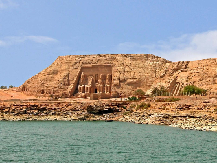 Built in the 13th century BC. The temple was built by Ramses II around 1264 BC to honor the gods and assert his power. Photo: youregypttours.com. Được xây dựng vào thế kỷ 13 TCN. Ngôi đền được Ramses II cho xây dựng khoảng năm 1264 TCN để tôn vinh các vị thần và khẳng định quyền lực của mình. Ảnh: youregypttours.com.