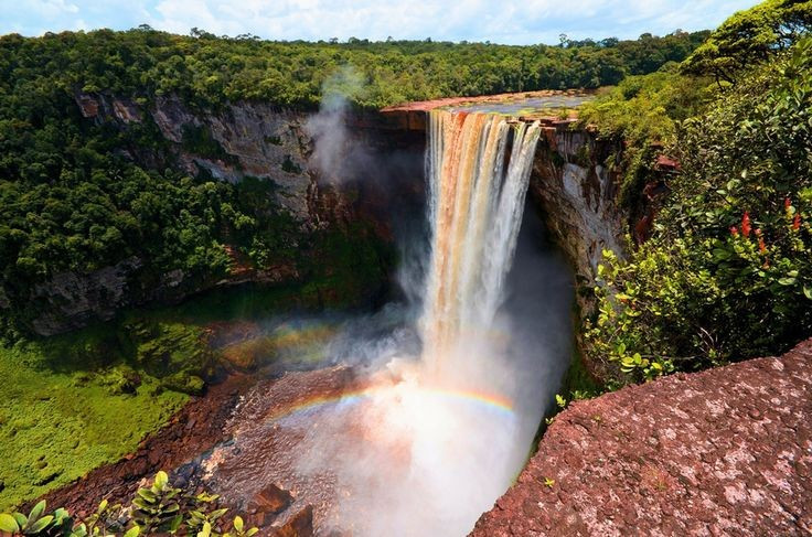 Turisnya sedikit. Dibandingkan dengan Niagara atau Victoria, Air Terjun Kaieteur memiliki lebih sedikit pengunjung, menawarkan pengalaman yang langka, murni, dan tenang. Foto: Pinterest. Ít khách du lịch. So với Niagara hay Victoria, thác Kaieteur ít khách hơn, mang lại trải nghiệm hoang sơ và tĩnh lặng hiếm có. Ảnh: Pinterest.