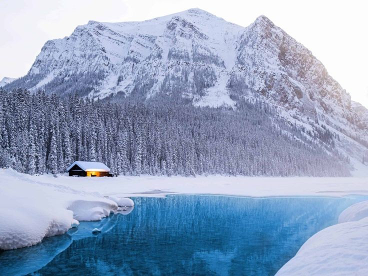 Surga empat musim bagi para pengunjung. Musim panas di Banff dipenuhi bunga-bunga liar dan danau-danau biru, sementara musim dingin mengubahnya menjadi surga ski dan panjat es yang terkenal di dunia. Foto: Pinterest. Thiên đường bốn mùa cho du khách. Mùa hè ở Banff rực rỡ với hoa dại và hồ nước xanh biếc, trong khi mùa đông biến nơi đây thành thiên đường trượt tuyết và leo núi băng nổi tiếng toàn cầu. Ảnh: Pinterest.