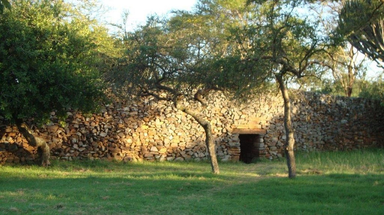 Associé à de nombreux groupes ethniques. De nombreux groupes ethniques, tels que les Luo, les Kisii et les Kuria, ont autrefois vécu et influencé la structure et l'histoire de ce site archéologique. Photo : attenvo.com. Liên kết với nhiều nhóm dân tộc. Nhiều nhóm dân cư như Luo, Kisii, Kuria từng sinh sống và có ảnh hưởng tới cấu trúc và lịch sử của khu di tích này. Ảnh: attenvo.com.