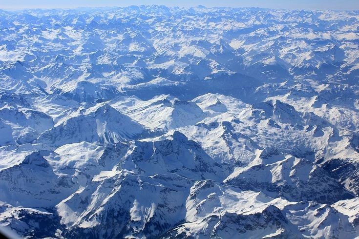 8. Being strongly affected by climate change. Rising temperatures are causing glaciers in the Alps to melt rapidly, affecting water resources, tourism and ecological security in the region. Photo: Pinterest. 8. Đang chịu tác động mạnh mẽ từ biến đổi khí hậu. Nhiệt độ tăng khiến băng hà ở Alps tan nhanh, ảnh hưởng đến nguồn nước, du lịch và cả an ninh sinh thái trong khu vực. Ảnh: Pinterest.