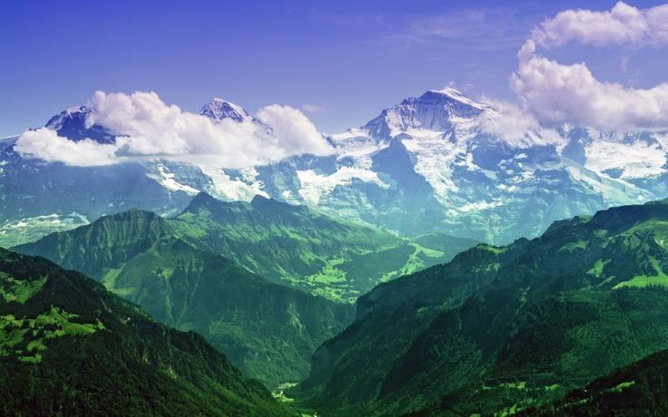 1. The longest mountain range entirely within mainland Europe. At around 1,200 km long, the Alps stretch across eight countries, from France to Slovenia, and are the geographical backbone of the continent. Photo: Pinterest. 1. Là dãy núi dài nhất hoàn toàn nằm trong lục địa châu Âu. Với chiều dài khoảng 1.200 km, dãy Alps trải dài qua 8 quốc gia, từ Pháp đến Slovenia, là xương sống địa lý của lục địa này. Ảnh: Pinterest.