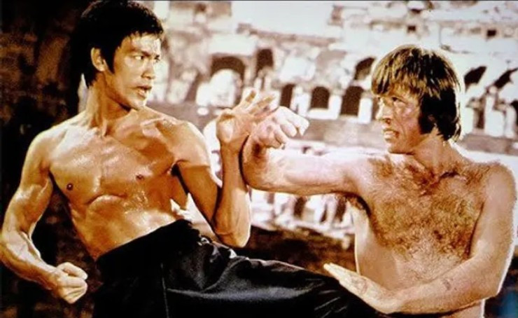 Bruce Lee (bên trái) đấu Chuck Norris Bruce Lee (bên trái) đấu Chuck Norris