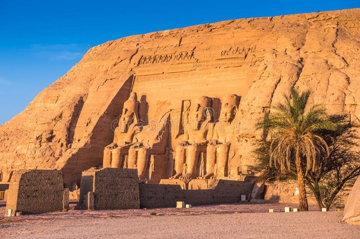 Moved intact in the 20th century. When the Aswan Dam was built, the entire temple was cut into more than 1,000 blocks and moved to a higher location. Photo: Pinterest. Được di dời nguyên vẹn vào thế kỷ 20. Khi đập Aswan được xây dựng, toàn bộ đền được cắt thành hơn 1.000 khối và di chuyển lên vị trí cao hơn. Ảnh: Pinterest.