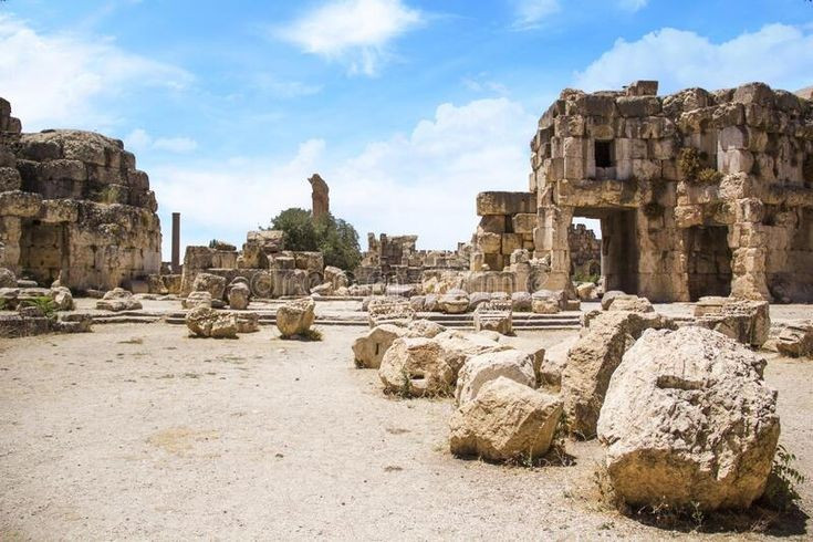 3. Vẫn chưa rõ ai xây dựng nền móng ban đầu. Một số nhà nghiên cứu cho rằng phần nền khổng lồ có thể đã tồn tại trước cả thời La Mã, thuộc về một nền văn minh cổ xưa hơn. Ảnh: Pinterest.