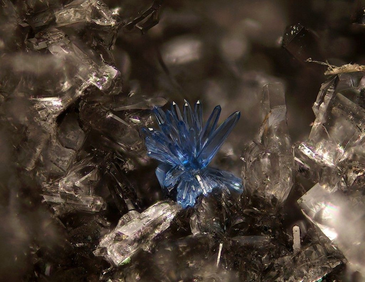 Kekerasan tinggi. Mineral ini memiliki kekerasan 6,5 hingga 7,5 pada skala Mohs, sehingga cukup tahan lama untuk digunakan dalam perhiasan. Foto: Pinterest. Độ cứng cao. Khoáng vật này có độ cứng từ 6,5 đến 7,5 trên thang Mohs, giúp nó đủ bền để sử dụng trong chế tác trang sức. Ảnh: Pinterest.
