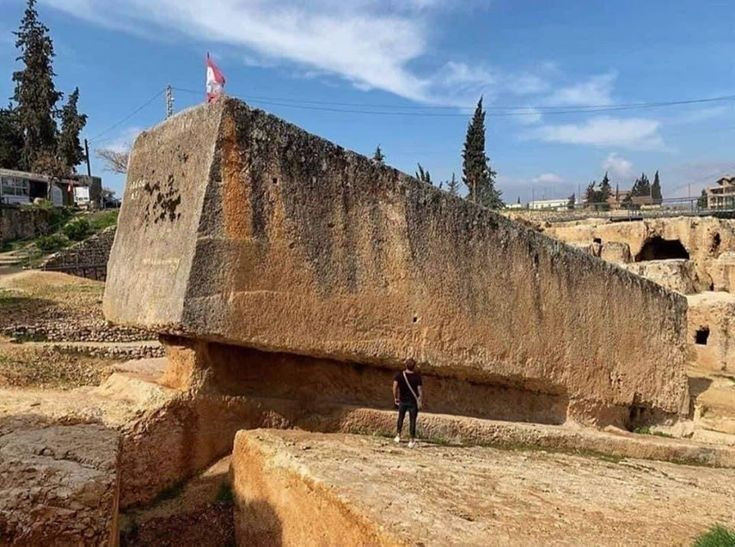 4. Nơi đây chứa những khối đá lớn nhất từng được con người di chuyển. Những khối đá tại nền móng đền Baalbek, như "Viên đá của người phụ nữ mang thai", nặng đến 1000 tấn – một bí ẩn kỹ thuật chưa có lời giải rõ ràng. Ảnh: Pinterest.