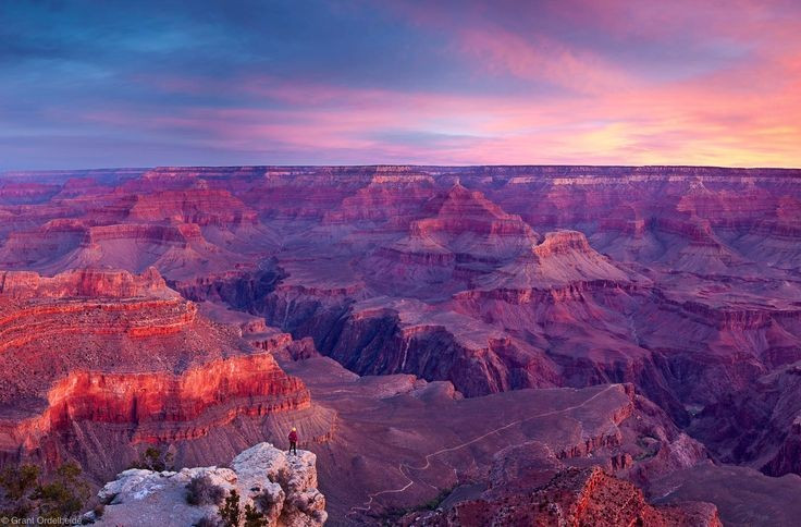 Der Grand Canyon ist ein Nationalsymbol der Vereinigten Staaten. Das Bild dieses riesigen Canyons taucht in unzähligen Filmen, auf Briefmarken und in US-Tourismuslogos auf. Foto: Pinterest. Grand Canyon là biểu tượng quốc gia của nước Mỹ. Hình ảnh hẻm núi khổng lồ này xuất hiện trong vô số phim ảnh, tem thư và biểu trưng du lịch Hoa Kỳ. Ảnh: Pinterest.