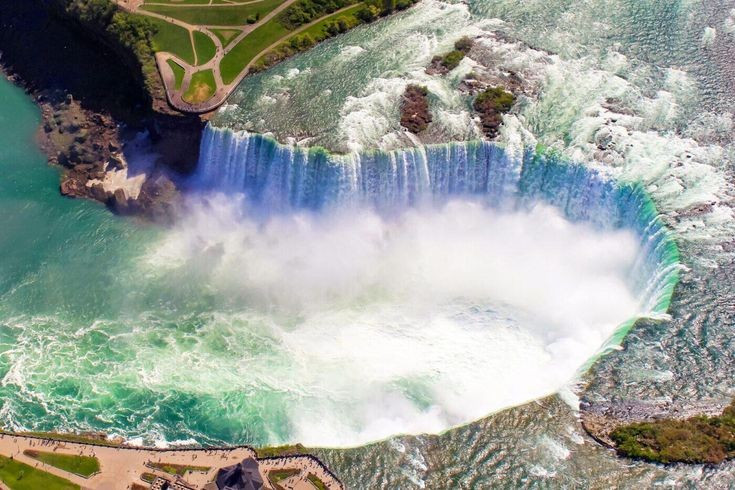 Dlouholetá turistická destinace. Niagarské vodopády jsou oblíbenou turistickou destinací již od 19. století, zejména jako romantické místo pro líbánky. Foto: Pinterest. Điểm đến du lịch lâu đời. Thác Niagara đã trở thành điểm du lịch nổi tiếng từ thế kỷ 19, đặc biệt là nơi trăng mật lãng mạn. Ảnh: Pinterest.