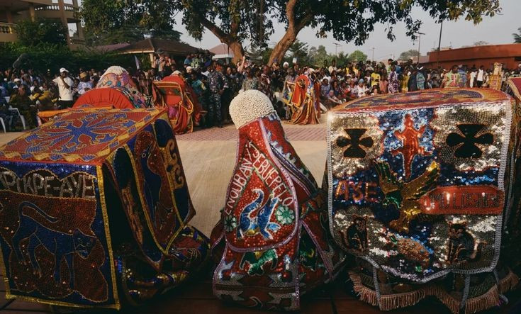 5. Các nghi lễ thường đi kèm âm nhạc và nhảy múa. Lễ Vodou diễn ra trong tiếng trống dồn dập, bài hát cổ truyền và những điệu nhảy nhập đồng – nơi người hành lễ có thể bị loa nhập vào để truyền đạt thông điệp. Ảnh: Pinterest. 5. Các nghi lễ thường đi kèm âm nhạc và nhảy múa. Lễ Vodou diễn ra trong tiếng trống dồn dập, bài hát cổ truyền và những điệu nhảy nhập đồng – nơi người hành lễ có thể bị loa nhập vào để truyền đạt thông điệp. Ảnh: Pinterest.
