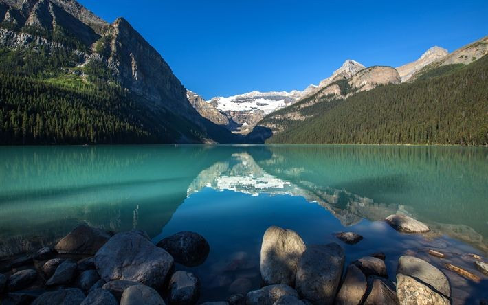 Danau Louise – permata zamrud Banff. Danau Louise terkenal dengan airnya yang berwarna hijau zamrud berkat tepung batuan gletser yang terlarut di dalamnya, memantulkan Pegunungan Victoria yang diselimuti salju dengan indah. Foto: Pinterest. Hồ Louise – viên ngọc lục bảo của Banff. Hồ Louise nổi tiếng với màu nước xanh ngọc bích do bột đá từ sông băng hòa tan trong nước, phản chiếu tuyệt đẹp dưới chân núi Victoria phủ tuyết. Ảnh: Pinterest.