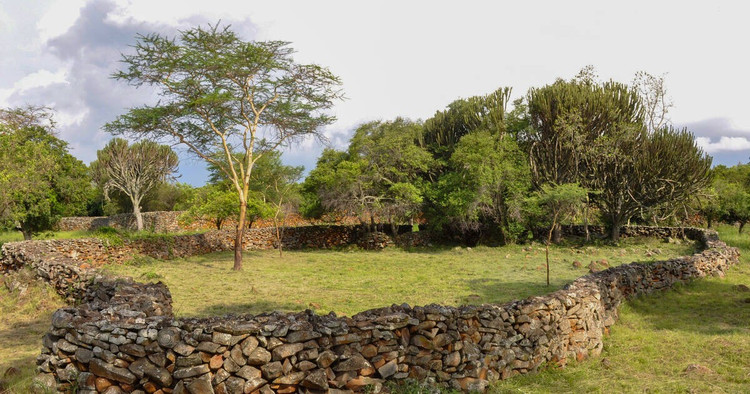 Apparu au XVe siècle, Thimlich Ohinga a été construit vers cette époque, témoignant du niveau d'organisation sociale et architectural des habitants du lac Victoria. Photo : UNESCO. Xuất hiện từ thế kỷ 15. Thimlich Ohinga được xây dựng khoảng thế kỷ 15, thể hiện trình độ tổ chức xã hội và kiến trúc của cư dân vùng hồ Victoria. Ảnh: UNESCPO.