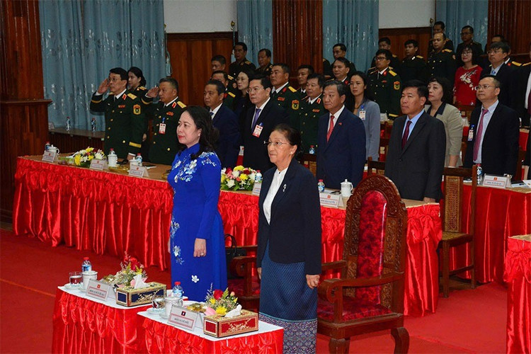 Vizepräsidentin Vo Thi Anh Xuan und der laotische Vizepräsident Pany Yathotou nahmen an der Zeremonie zur Anerkennung des Truong Son-Ho-Chi-Minh-Pfades in Laos als nationales historisches Relikt von Laos teil. Foto: Pham Kien/People's Army Newspaper. 02-1547.jpg