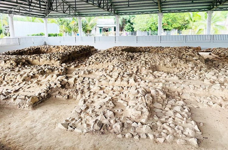 أثر معماري في أوك إيو - با. الموقع الأثري والمعماري. الصورة: صحيفة آن جيانج. 01-9478.jpg
