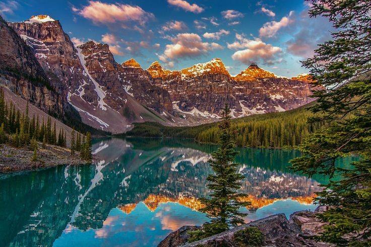Terletak di Pegunungan Rocky yang megah. Taman ini mencakup area seluas lebih dari 6.600 km², dikelilingi oleh pegunungan, lembah, gletser, dan hutan pinus yang luas, serta merupakan bagian tengah Pegunungan Rocky Kanada. Foto: Pinterest. Nằm giữa dãy Rocky hùng vĩ. Công viên rộng hơn 6.600 km², bao phủ bởi núi non, thung lũng, sông băng và rừng thông bạt ngàn, là phần trung tâm của dãy núi Rocky Canada. Ảnh: Pinterest.