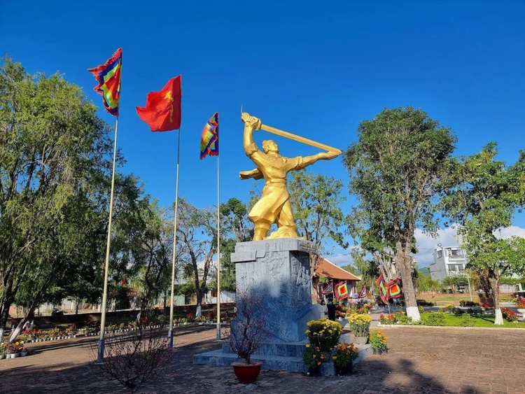 Tượng đài vua Quang Trung – Nguyễn Huệ ở Khu di tích Tây Sơn Thượng đạo. Ảnh: Giáo dục & Thời đại. 02-902.jpg
