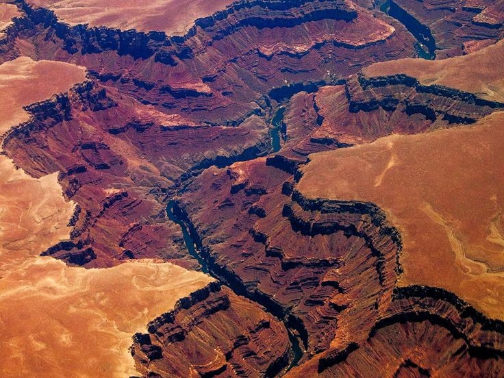 Gesteinsschichten dokumentieren die geologische Geschichte der Erde. Die Gesteine im Grand Canyon sind zwischen 200 Millionen und fast zwei Milliarden Jahre alt und geben Einblick in den Prozess der Planetenentstehung. Foto: Pinterest. Các lớp đá ghi lại lịch sử địa chất Trái Đất. Đá tại Grand Canyon có tuổi từ 200 triệu đến gần 2 tỷ năm, tiết lộ quá trình hình thành hành tinh. Ảnh: Pinterest.