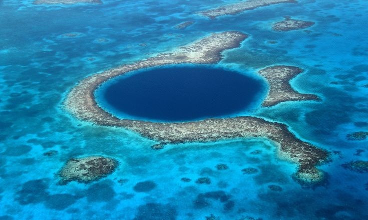 The Great Blue Hole is the highlight of the reef. The giant blue hole is about 300 meters wide and more than 120 meters deep, and is one of the most famous diving sites in the world. Photo: Pinterest. Hố Xanh Lớn là điểm nổi bật của rạn. Hố xanh khổng lồ rộng khoảng 300 mét, sâu hơn 120 mét, là một trong những địa điểm lặn nổi tiếng nhất thế giới. Ảnh: Pinterest.