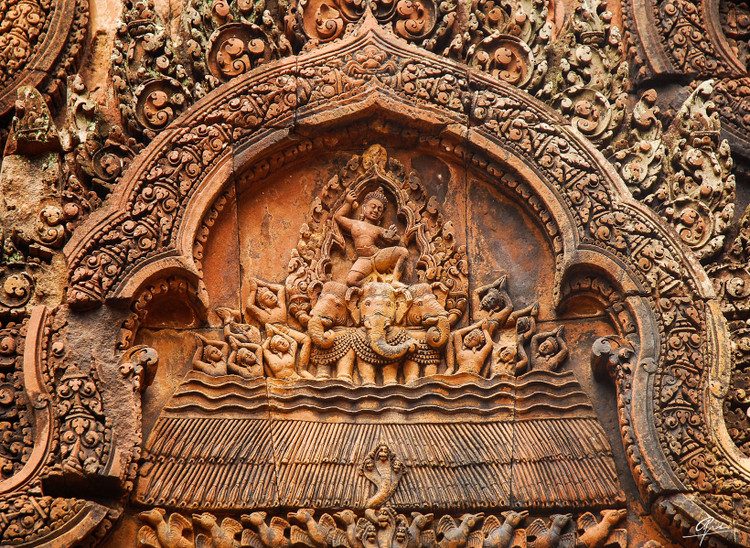 The most elaborate carvings in Cambodia. The Hindu mythological motifs and images at Banteay Srei are considered the most beautiful and detailed in ancient Khmer art. Photo: Pinterest. Chạm khắc tinh xảo bậc nhất Campuchia. Những hoa văn và hình ảnh thần thoại Ấn Độ giáo tại Banteay Srei được đánh giá là đẹp và chi tiết nhất trong nghệ thuật Khmer cổ. Ảnh: Pinterest.