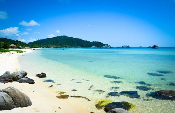 Phu Quoc (Kien Giang) ។ ព្រះច័ន្ទរះពីជើងមេឃនៃសមុទ្រខាងលិច ពន្លឺរបស់វារាលដាលពាសពេញឆ្នេរខ្សាច់ដ៏វែង គឺជាការមើលឃើញដ៏កម្រមួយ។ រូបថត៖ Pinterest ។ Phú Quốc (Kiên Giang). Trăng mọc từ đường chân trời biển Tây, ánh sáng lan tỏa khắp bờ cát dài là cảnh tượng hiếm thấy. Ảnh: Pinterest.
