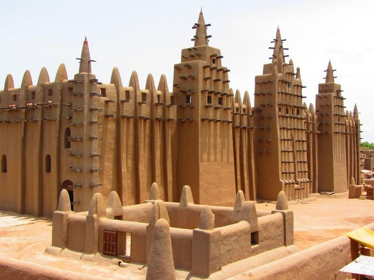 Typical Sahel architectural style. The walls have wooden pillars that protrude outwards, both for decoration and as scaffolding for restoration. Photo: Pinterest. Phong cách kiến trúc Sahel đặc trưng. Tường thành có những cột chống gỗ nhô ra ngoài vừa để trang trí vừa làm giàn giáo cho việc trùng tu. Ảnh: Pinterest.