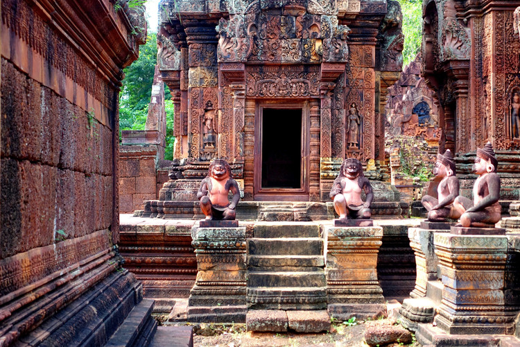 Built in the 10th century, the temple was completed in 967 under the reign of King Rajendravarman II and Jayavarman V, and is dedicated to the Hindu god Shiva. Photo: Pinterest. Xây dựng từ thế kỷ thứ 10. Ngôi đền được hoàn thành vào năm 967 dưới triều vua Rajendravarman II và Jayavarman V, thờ thần Shiva trong Ấn Độ giáo. Ảnh: Pinterest.