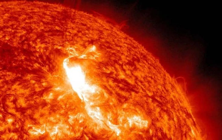 9月24日、アメリカ航空宇宙局(NASA)は、宇宙天気現象、特に太陽嵐の監視能力の向上を目指し、3機の宇宙船を同時に打ち上げるという新たなミッションを開始した。写真:Pinterest。 Ngày 24/9, Cơ quan Hàng không Vũ trụ Mỹ (NASA) đã triển khai một sứ mệnh mới khi phóng cùng lúc ba tàu vũ trụ với mục tiêu nâng cao khả năng giám sát hiện tượng thời tiết không gian, đặc biệt là các cơn bão Mặt Trời. Ảnh: Pinterest.