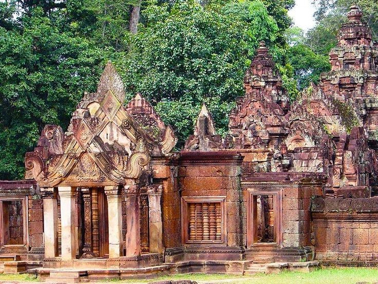 The name means “Fortress of Women”. The name Banteay Srei is often translated as “Citadel of Maidens” or “Fortress of Beauty”, associated with the sophistication of the carvings. Photo: Pinterest. Tên gọi có nghĩa là “Pháo đài của phụ nữ”. Cái tên Banteay Srei thường được dịch là “Thành trì của các thiếu nữ” hoặc “Pháo đài của cái đẹp”, gắn với sự tinh tế trong nghệ thuật chạm khắc. Ảnh: Pinterest.