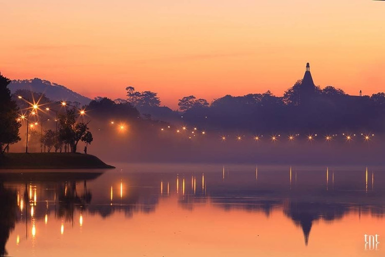 ដាឡាត់ (ឡាំដុង) ។ ព្រះច័ន្ទពេញវង់ភ្លឺកាត់ព្រៃស្រល់ និងផ្ទៃទឹកដ៏ស្ងប់ស្ងាត់នៃបឹង Xuan Huong ធ្វើឱ្យទីក្រុងអ័ព្ទកាន់តែមានកំណាព្យជាងពេលណាទាំងអស់។ រូបថត៖ Pinterest ។ Đà Lạt (Lâm Đồng). Trăng rằm soi qua rừng thông và mặt hồ Xuân Hương phẳng lặng khiến thành phố sương mù trở nên thơ mộng hơn bao giờ hết. Ảnh: Pinterest.