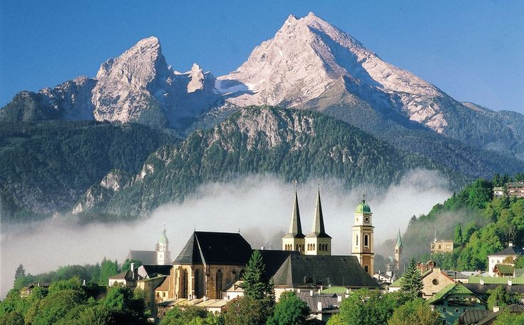 7. Played a profound cultural role in European history. The mountain range has been a natural boundary, border, source of artistic inspiration, and even a place of religious practice for centuries. Photo: Pinterest. 7. Đóng vai trò văn hóa sâu sắc trong lịch sử châu Âu. Dãy núi từng là ranh giới tự nhiên, đường biên giới, nguồn cảm hứng trong nghệ thuật và thậm chí là chốn tu hành của nhiều thế kỷ trước. Ảnh: Pinterest.