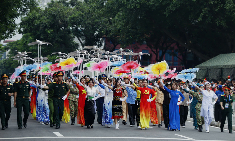 Trong tiếng nhạc rộn ràng, bước chân dứt khoát và hàng ngũ chỉnh tề của các đoàn đại biểu tạo nên khí thế hào hùng, trang nghiêm và đầy niềm tự hào. 02-4124.jpg