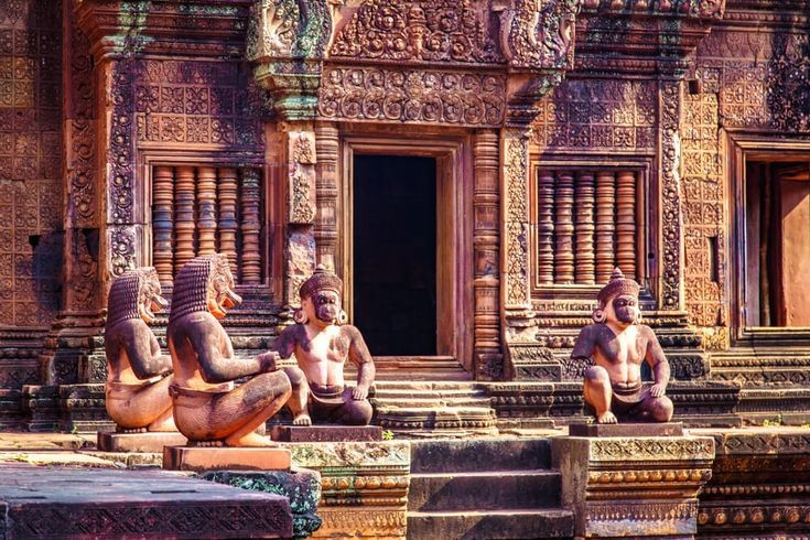 Rediscovered in the 20th century. After centuries of being forgotten, Banteay Srei was discovered and restored by French archaeologists in the early 20th century. Photo: Pinterest. Được phát hiện lại vào thế kỷ 20. Sau nhiều thế kỷ bị lãng quên, Banteay Srei được các nhà khảo cổ Pháp phát hiện và trùng tu vào đầu thế kỷ 20. Ảnh: Pinterest.