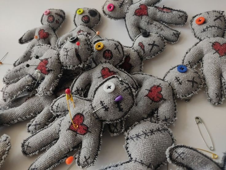 6. Búp bê Vodou có nguồn gốc khác với tưởng tượng. Trong Vodou truyền thống, búp bê được dùng như công cụ để chữa lành, tưởng nhớ người đã khuất hoặc làm vật liên kết tâm linh, không phải để nguyền rủa ai đó. Ảnh: Pinterest. 6. Búp bê Vodou có nguồn gốc khác với tưởng tượng. Trong Vodou truyền thống, búp bê được dùng như công cụ để chữa lành, tưởng nhớ người đã khuất hoặc làm vật liên kết tâm linh, không phải để nguyền rủa ai đó. Ảnh: Pinterest.