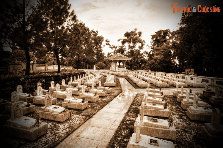 ទីធ្លាក្នុងទីបញ្ចុះសពគឺគ្មានសំលេងរំខានពីពិភពខាងក្រៅ។ មានតែខ្យល់បក់បោកក្នុងព្រៃ សំឡេងសត្វស្លាប និងសំឡេងខ្សឹបប្រាប់ពីដួងចិត្តមនុស្សរស់ចំពោះអ្នកស្លាប់។ 0-n-05.jpg