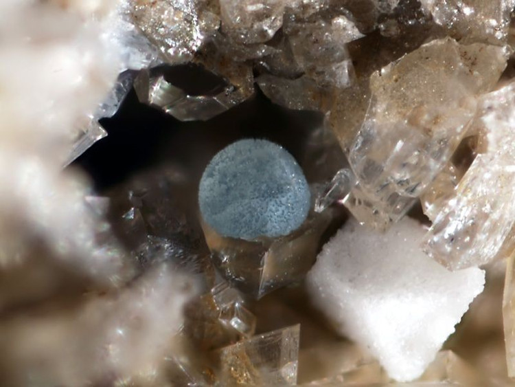 Mineral yang sangat langka. Jeremejevite hanya ditemukan di beberapa lokasi di dunia, termasuk Siberia, Namibia, Myanmar, dan Madagaskar. Foto: Pinterest. Một khoáng vật cực hiếm. Trên thế giới chỉ có vài địa điểm ghi nhận sự xuất hiện của jeremejevite, gồm Siberia, Namibia, Myanmar và Madagascar. Ảnh: Pinterest.
