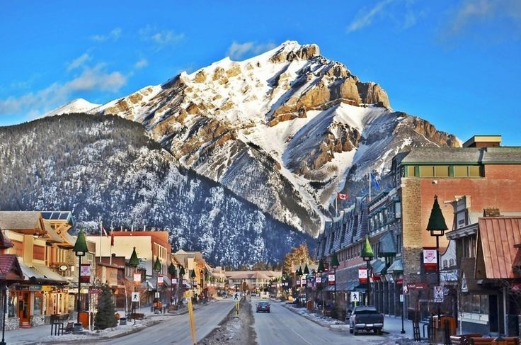 Banff adalah kota kecil namun semarak. Terletak di jantung taman, Banff merupakan perpaduan antara masa lalu dan masa kini, terkenal dengan resor, sumber air panas, dan festival musim dinginnya yang meriah. Foto: Pinterest. Thị trấn Banff nhỏ nhưng sôi động. Nằm trong lòng công viên, thị trấn Banff mang vẻ đẹp cổ kính pha lẫn hiện đại, nổi tiếng với các khu nghỉ dưỡng, suối nước nóng và lễ hội mùa đông rực rỡ. Ảnh: Pinterest.