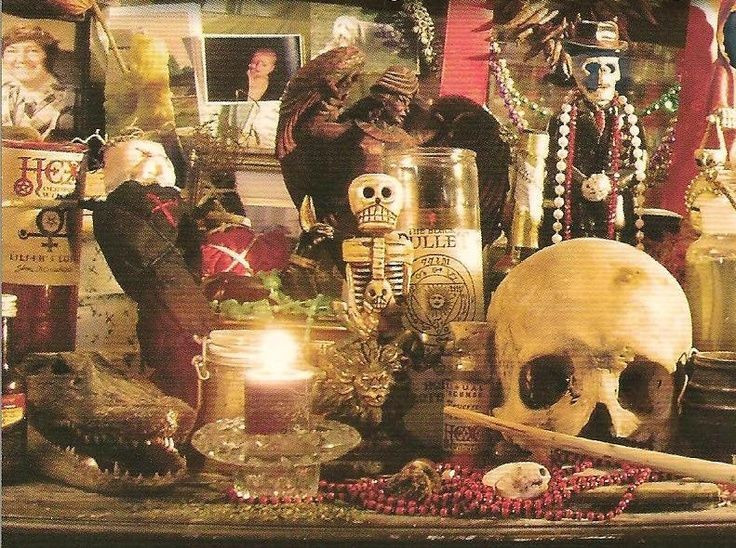3. Không phải là “ma thuật đen”. Trái với định kiến phổ biến, Vodou không liên quan đến “búp bê nguyền rủa” hay “phù thủy hắc ám”, đó là một hệ thống tâm linh chú trọng đến tổ tiên, chữa bệnh và lễ nghi cộng đồng. Ảnh: Pinterest. 3. Không phải là “ma thuật đen”. Trái với định kiến phổ biến, Vodou không liên quan đến “búp bê nguyền rủa” hay “phù thủy hắc ám”, đó là một hệ thống tâm linh chú trọng đến tổ tiên, chữa bệnh và lễ nghi cộng đồng. Ảnh: Pinterest.