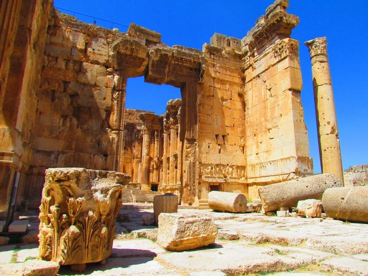 1. Baalbek từng là trung tâm tôn giáo quan trọng của La Mã. Người La Mã cổ đại đã xây dựng tại đây một quần thể đền thờ hoành tráng, trong đó nổi bật là đền thờ thần Jupiter – lớn nhất từng được xây. Ảnh: Pinterest.