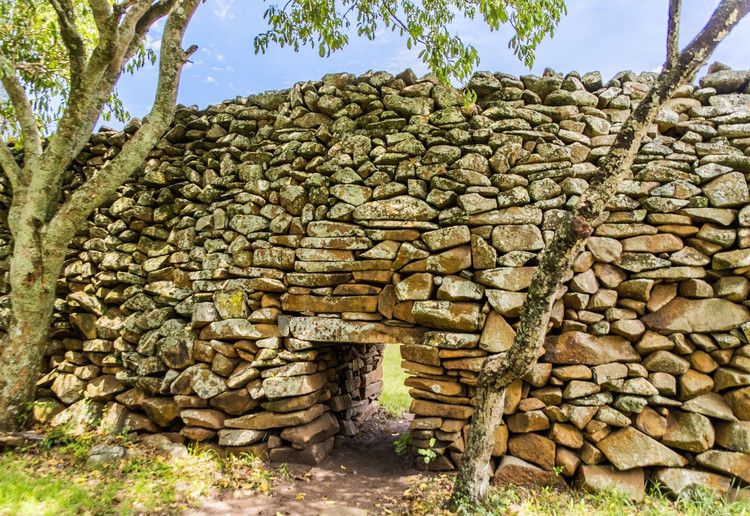 Reconnu par l'UNESCO. En 2018, Thimlich Ohinga a été officiellement inscrit au patrimoine mondial de l'UNESCO pour sa valeur culturelle unique. Photo : TripBucket. Được UNESCO công nhận. Năm 2018, Thimlich Ohinga chính thức được công nhận là Di sản Thế giới UNESCO nhờ giá trị văn hóa độc đáo. Ảnh: TripBucket.