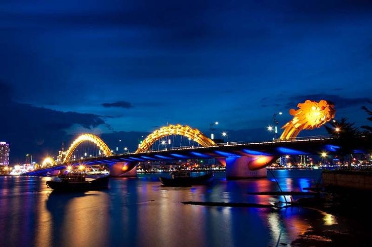 ស្ពាននាគ (ដាណាង)។ ការមើលព្រះច័ន្ទពីទន្លេ Han ខណៈពេលដែលស្ពានដកដង្ហើមភ្លើង និងទឹក គឺជាវិធីចម្រុះពណ៌ និងទំនើបដើម្បីអបអរពិធីបុណ្យពាក់កណ្តាលរដូវស្លឹកឈើជ្រុះ។ រូបថត៖ Pinterest ។ Cầu Rồng (Đà Nẵng). Ngắm trăng từ sông Hàn trong khi cầu phun lửa, phun nước là cách đón Trung thu đầy sắc màu và hiện đại. Ảnh: Pinterest.