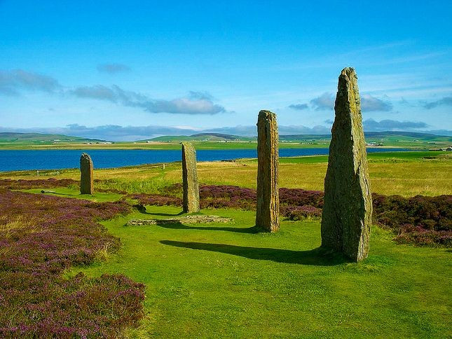 Eroded but still standing. After thousands of years of sea wind and cold rain, only 27 stone slabs remain standing, but the circle still retains its solemn and mysterious look. Photo: Pinterest. Bị bào mòn nhưng vẫn trường tồn. Sau hàng nghìn năm gió biển và mưa lạnh, chỉ còn 27 phiến đá còn đứng vững, song vòng tròn vẫn giữ được vẻ trang nghiêm và thần bí khó tả. Ảnh: Pinterest.