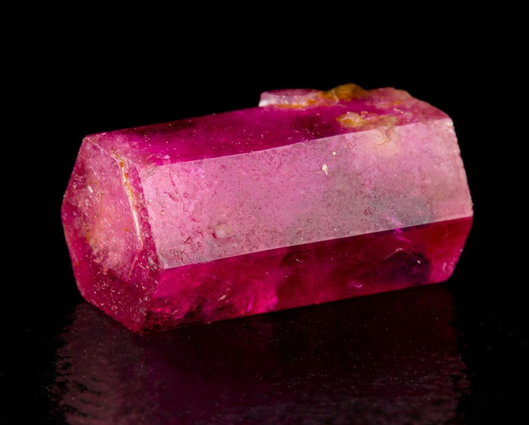 កម្រណាស់។ Bixbite គឺកម្រជាងពេជ្ររាប់ម៉ឺនដង ដែលត្រូវបានរកឃើញតែនៅក្នុងអណ្តូងរ៉ែតូចៗមួយចំនួននៅក្នុងរដ្ឋ Utah សហរដ្ឋអាមេរិក។ រូបថត៖ Pinterest ។ Cực kỳ hiếm gặp. Bixbite hiếm hơn kim cương hàng chục nghìn lần, chỉ được tìm thấy ở vài mỏ nhỏ tại Utah, Mỹ. Ảnh: Pinterest.