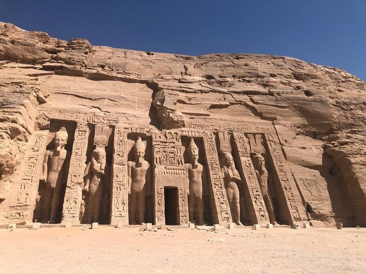Consisting of two separate temples. The larger temple is dedicated to Ramses II and his gods, while the smaller temple is dedicated to Nefertari – his favorite queen. Photo: Pinterest. Gồm hai ngôi đền riêng biệt. Ngôi đền lớn thờ Ramses II và các vị thần, còn ngôi đền nhỏ hơn thờ Nefertari – hoàng hậu được ông vô cùng sủng ái. Ảnh: Pinterest.